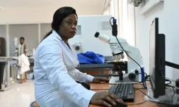 Adjata Kamara à son poste de travail à Bingerville, le 28 octobre 2022 ( AFP / Issouf SANOGO )