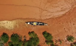 Vue aérienne d'un bateau près d'une mangrove sur les eaux contaminées de Pomalaa (Indonésie), le 11 février 2023 ( AFP / Adek BERRY )