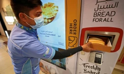 A Dubaï, temple du luxe, des distributeurs de pain gratuit pour les plus pauvres