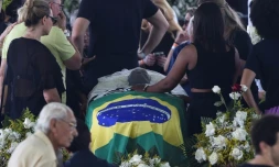 Au stade de Santos, des milliers de Brésiliens expriment leur "gratitude" à Pelé