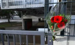 Un bouquet déposé en hommage à Lucas, 13 ans, victime de harcÚlement
