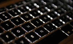 Un vieil ordinateur portable contenant six virus informatiques parmi les plus dangereux et symbolisant les dangers de l'internet