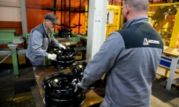 Dans une usine de roues, produire la nuit pour éviter les coupures d'électricité 