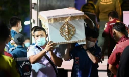 Thaïlande: recueillement après la tuerie dans une crèche, le roi attendu sur place