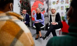 Elisabeth Borne dans un centre d'hébergement