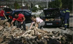 Face à la crise énergétique, la Grèce distribue du bois de chauffage aux habitants