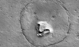 Photographie satellite montrant une formation géologique ressemblant à une tête d'ours sur Mars, publiée par la Nasa le 25 janvier 2023