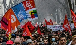 Retraites: Macron renùcle à recevoir les syndicats, vote attendu sur le report de l'ùge au Sénat