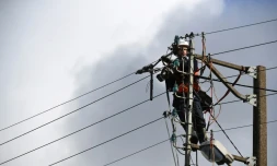 Vents violents: 75.000 clients privés d'électricité et trains perturbés dans l'Ouest