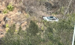 Une voiture atteri dans la brousaille des rampes de la Montagne