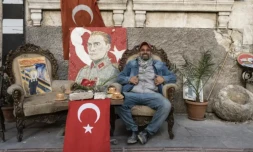 Serkan Sincan, l'antiquaire qui refuse d'abandonner après le séisme sa ville d'Antakya en Turquie, le 7 mars 2023 ( AFP / OZAN KOSE )
