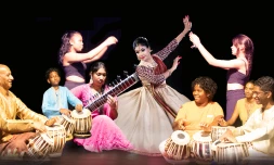 Photo spectacle danse indienne et contemporaine Saint-Benoît
