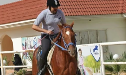 En Arabie saoudite, les jockeys aveugles sautent les obstacles