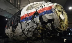 Le cockpit endommagé du Boeing 777 de la compagnie Malaysian Airlines lors de la présentation du rapport final sur les causes du crash du vol MH17
