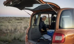 Frans Hugo en tournée de livraison dans le Karoo le 24 novembre 2022 ( AFP / Michele Spatari )