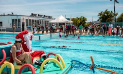 Le père Noël en visite à la piscine municipale du Port, Jean-Lou Javoy