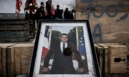 Un portrait d'Emmanuel Macron posé au sol dans une manifestation contre la réforme des retraites, à la centrale nucléaire du Blayais, le 21 mars 2023 à Blaye (Gironde) ( AFP / PHILIPPE LOPEZ )