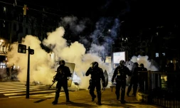 Retraites: Macron consulte tous azimuts aprÚs l'adoption de la réforme, la colÚre monte