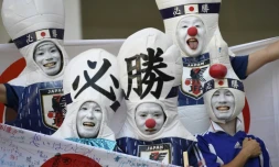 Des supporters japonais avant le match contre la Pologne lors du Mondial