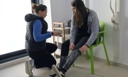 Estelle Lehouck (d), amputée des deux jambes jusqu'aux genoux, essaie sa nouvelle prothÚse à paillettes chez son orthoprothésiste Marion Fourmaux à Méteren, dans le Nord, le 30 janvier 2023 ( AFP / DENIS CHARLET )