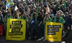 Contre l'extension d'une mine en Allemagne, des militants anti-charbon campent dans les arbres