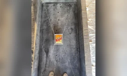 L’artiste Sunday Nobody a placé un paquet de Cheetos, des chips soufflées au fromage dans un sarcophage de plus de 1.300 kilos à ne pas ouvrir avant… 10.000 ans
