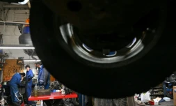 En Ukraine, un garage transforme des voitures cabossées en outils de guerre