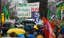 Des militants écologistes manifestent