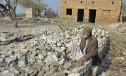 Un homme à proximité de sa maison endommagée par les inondations, à Dera Allah Yar, au Pakistan, le 9 janvier 2023 ( AFP / Fida HUSSAIN )