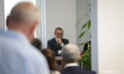 Jean-François Carenco en visite au Kub, à Saint-Denis