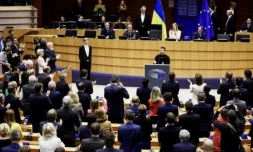 Le président ukrainien Volodymyr Zelensky applaudi par les parlementaires européens, le 9 février 2023 à Bruxelles ( AFP / Kenzo TRIBOUILLARD )