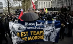 Des manifestants défilent dans les rues de Nantes contre le projet de réforme des retraites, le 15 mars 2023 ( AFP / LOIC VENANCE )