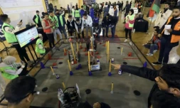 Des étudiants libyens participent à un concours de fabrication de robots à Tripoli, le 4 mars 2022 ( AFP / Mahmud Turkia )