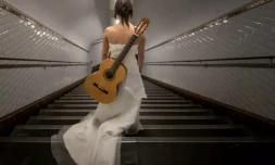 Eli Jadelot dans l'une des stations du métro parisien où elle se produit, le 19 octobre 2022 ( AFP / JOEL SAGET )