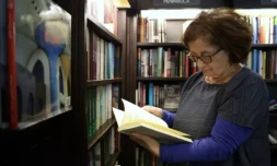 La directrice de la librairie londonienne Al Saqi Salwa Gaspard le 14 décembre 2022 ( AFP / Isabel INFANTES )