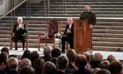 Le président ukrainien Volodymyr Zelensky (debout) s'adresse aux parlementaires britanniques à Westminster Hall, dans le centre de Londres, le 8 janvier 2023 ( POOL / Stefan Rousseau )