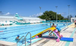 Le Port : le père Noël fait une escale à la piscine