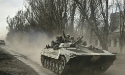 L'Ukraine dit vouloir passer à l'offensive à Bakhmout, Zelensky près du front sud