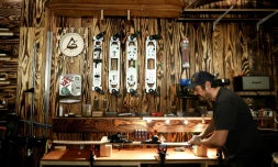 Au plat pays, le ski en bois, entre œuvre d'art et haute technologie