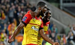 Le Lensois Kevin Danso (g) vient de marquer contre Troyes