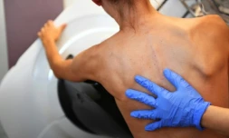 une-femme-passe-une-mammographie-dans-le-cadre-du-depistage-du-cancer-du-sein-le-9-octobre-2017-a-marseille