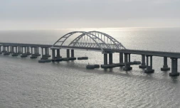 Ukraine: l'explosion d'un véhicule piégé paralyse le pont russe de Crimée 