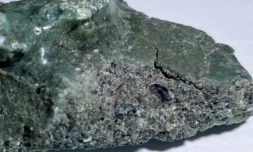 Photo diffusée par l'Université fédérale du Parana (UFPR) d'un échantillon de roche avec des résidus de déchets plastiques incrustés ( Parana Federal University / Fernanda AVELAR )