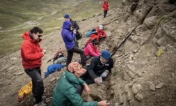 Images de l'Institut chilien de l'Antarctique (Inach) montrant des scientifiques travaillant dans une zone reculée de patagonie au Chili qui est devenue un important gisement de fossiles, à Cerro Guido en février 2020 ( INACH / Handout )