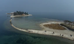 Un ßlot du lac de Garde, symbole de la sécheresse frappant l'Italie