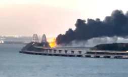 Ukraine: l'explosion d'un véhicule piégé paralyse le pont russe de Crimée