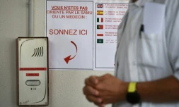 Un des deux interphones mis en place à l'entrée des urgences