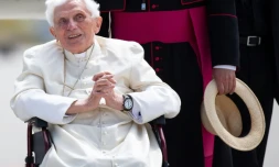 Le pape annonce que Benoît XVI est "gravement malade" et prie pour lui