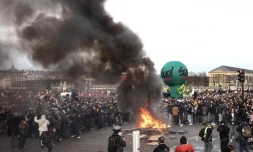 Des manifestants se rassemblent place de la Concorde à Paris, le 16 mars 2023. THOMAS SAMSON / AFP