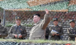 La Corée du Nord teste deux missiles de croisière en présence de Kim Jong Un